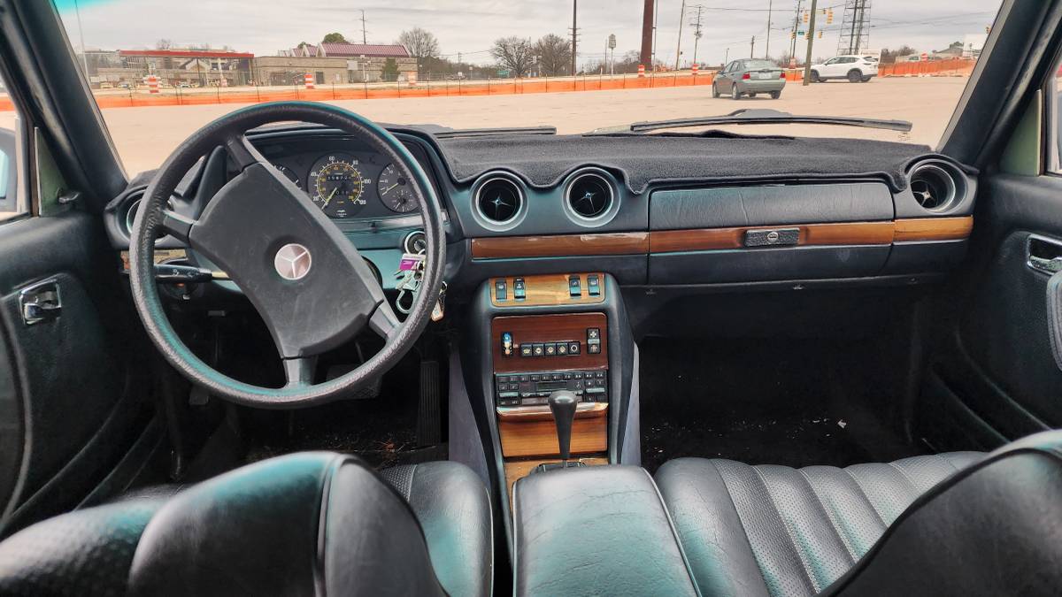 Mercedes-benz-300d-diesel-1983-grey-12