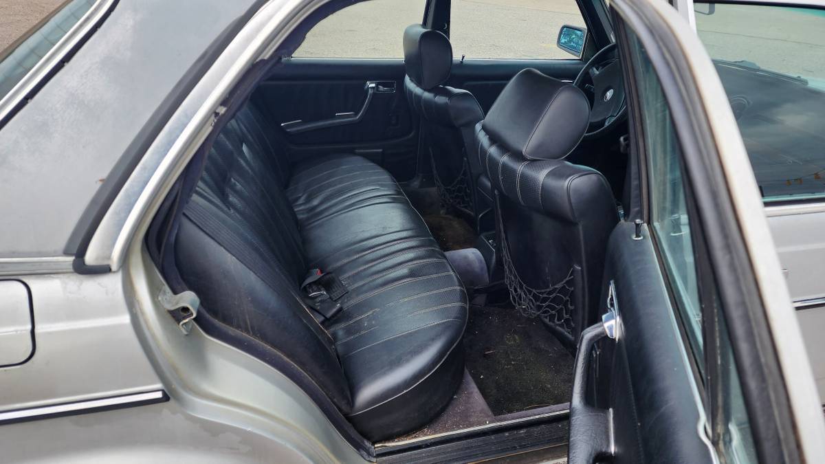 Mercedes-benz-300d-diesel-1983-grey-13