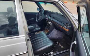 Mercedes-benz-300d-diesel-1983-grey-14