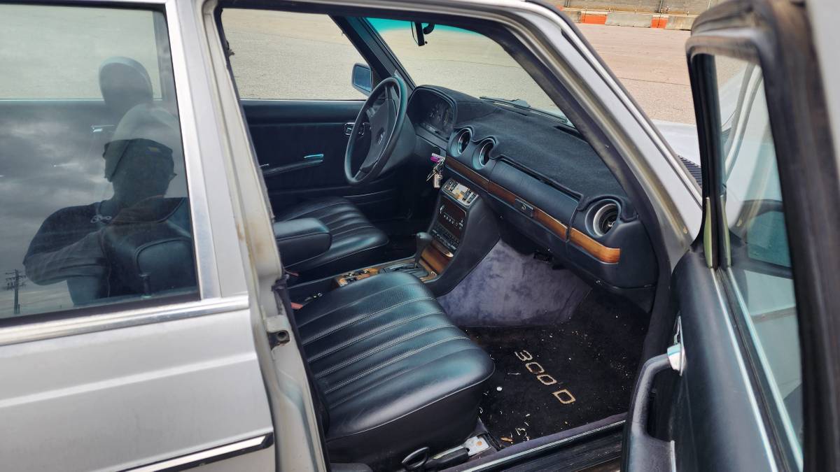 Mercedes-benz-300d-diesel-1983-grey-14