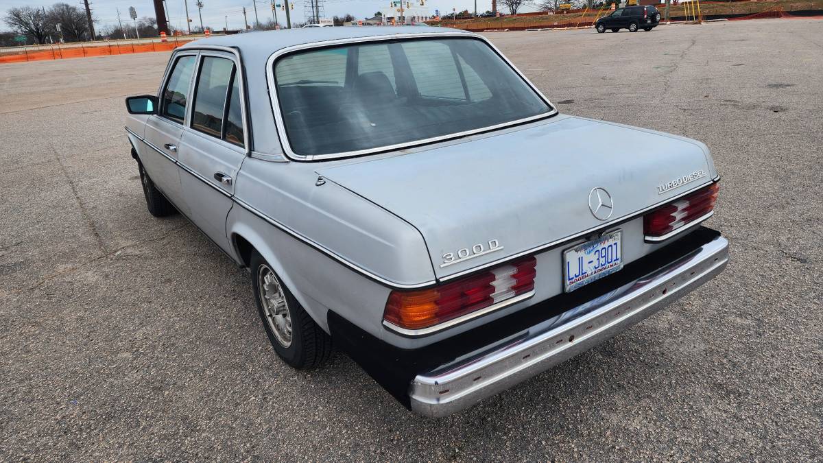 Mercedes-benz-300d-diesel-1983-grey-2