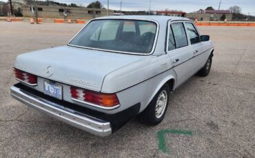 Mercedes-benz-300d-diesel-1983-grey-4
