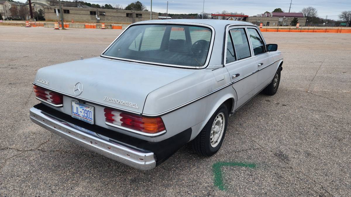 Mercedes-benz-300d-diesel-1983-grey-4