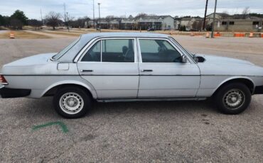 Mercedes-benz-300d-diesel-1983-grey-5