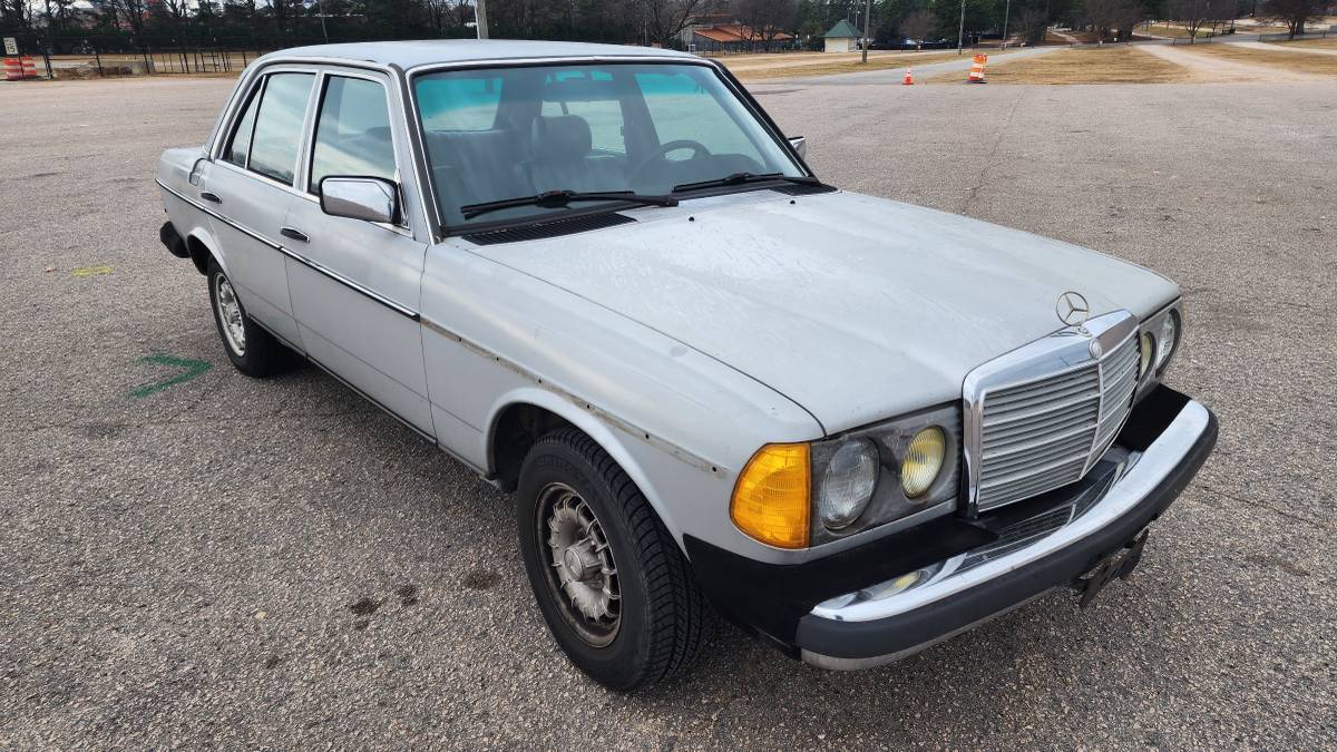 Mercedes-benz-300d-diesel-1983-grey-6
