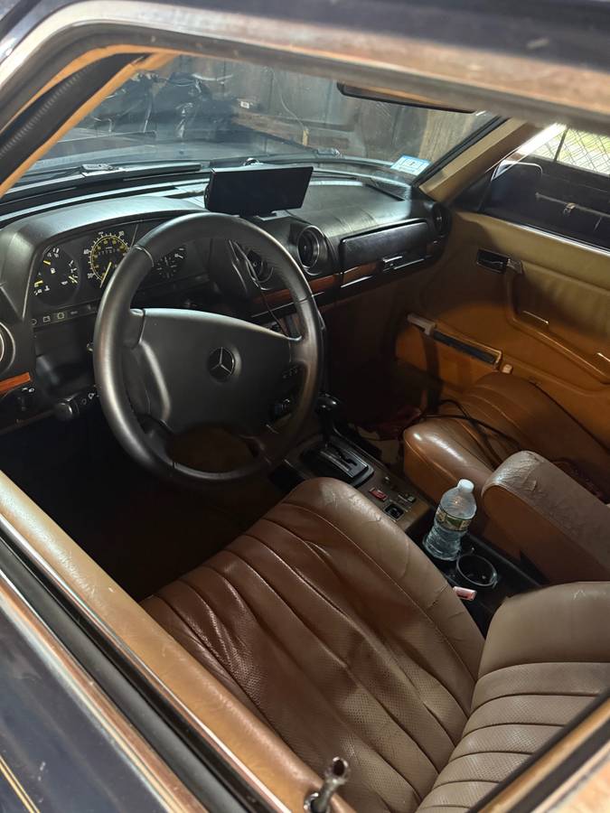 Mercedes-benz-300d-diesel-1984-blue-6