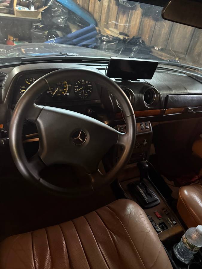 Mercedes-benz-300d-diesel-1984-blue-7