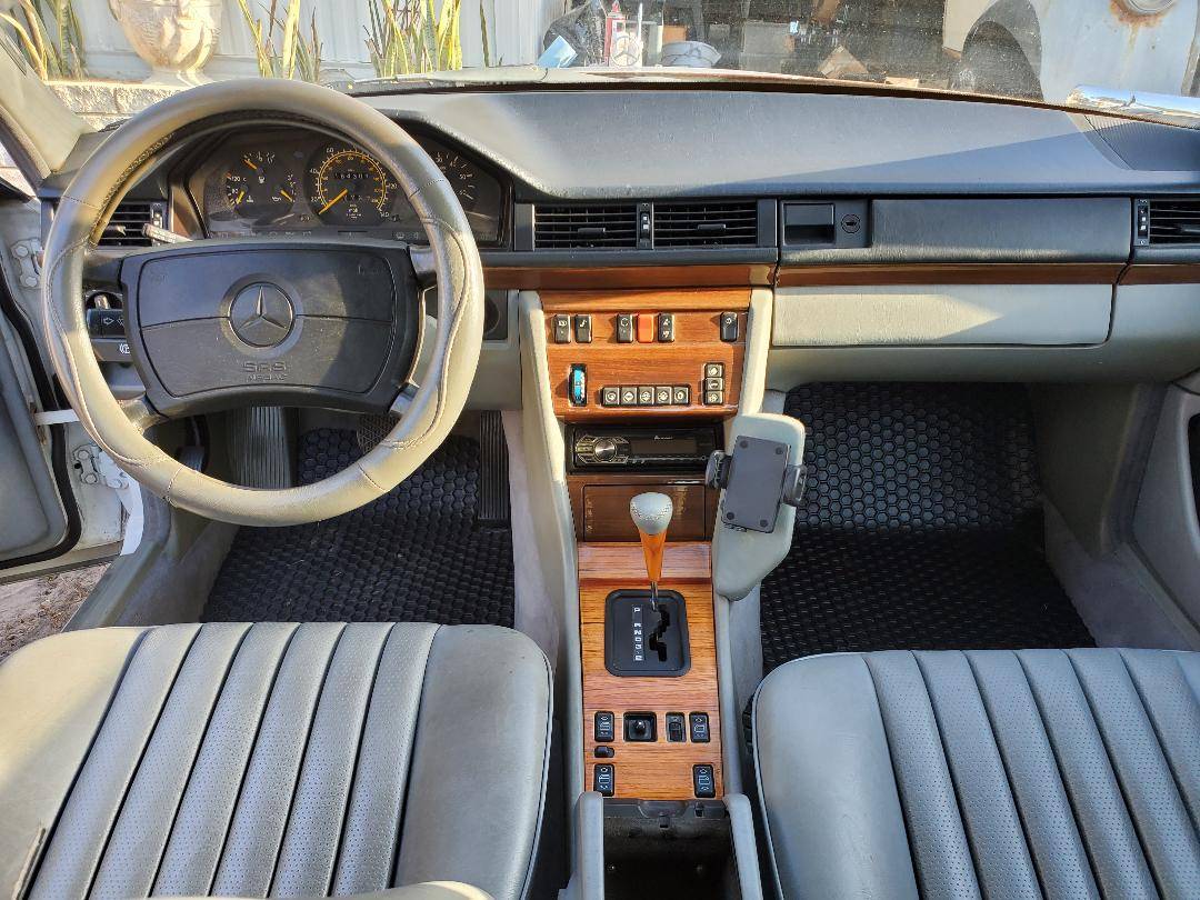 Mercedes-benz-300d-diesel-1990-white-3