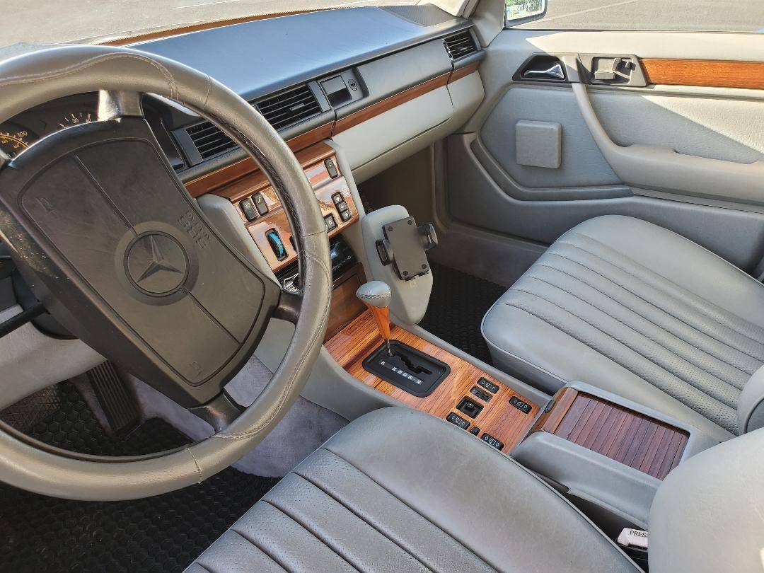 Mercedes-benz-300d-diesel-1990-white-4