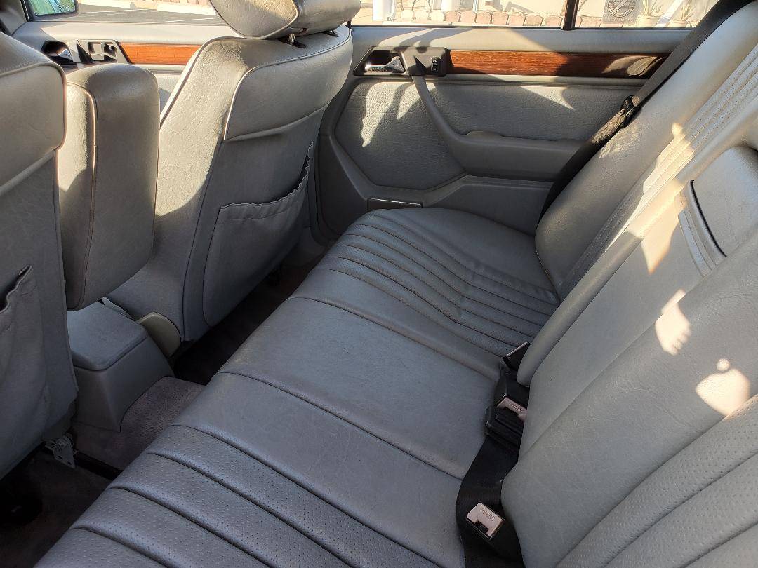 Mercedes-benz-300d-diesel-1990-white-8