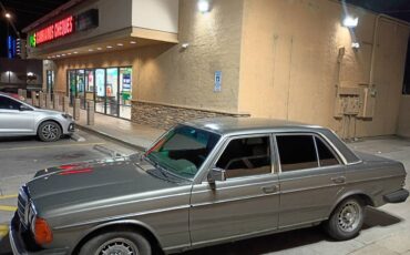 Mercedes-benz-300d-turbo-1982-silver-1