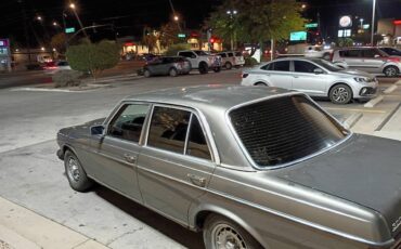 Mercedes-benz-300d-turbo-1982-silver-12