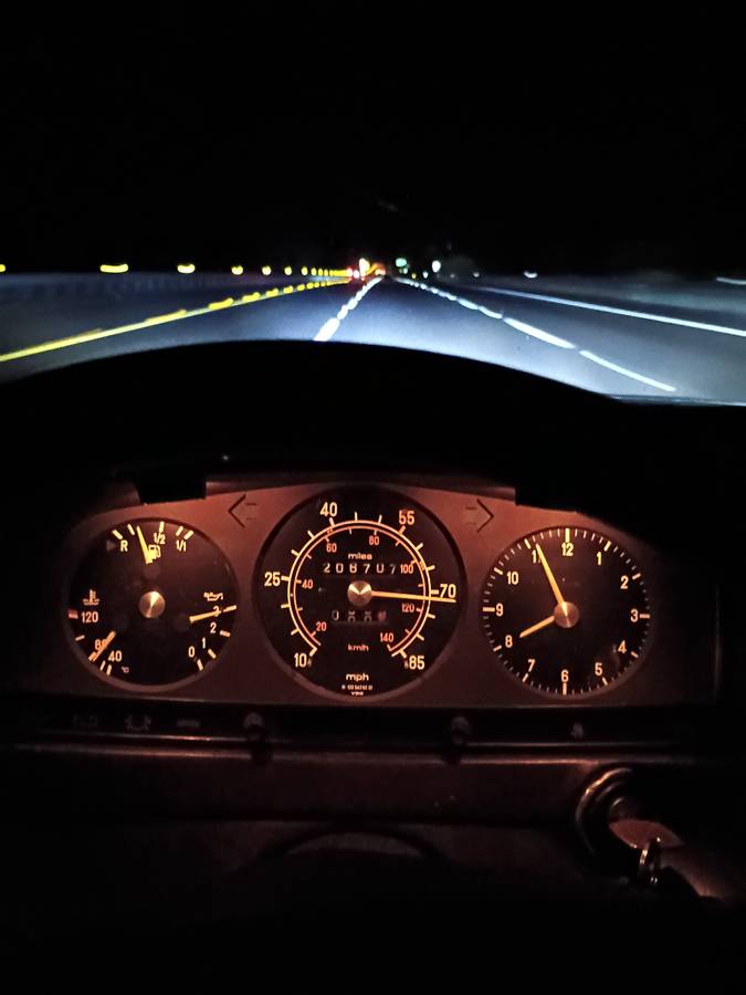 Mercedes-benz-300d-turbo-1982-silver-12