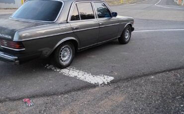 Mercedes-benz-300d-turbo-1982-silver