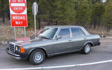 Mercedes-benz-300d-turbo-1982-silver-3