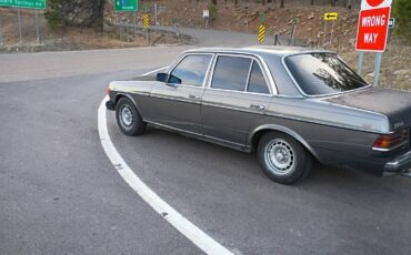 Mercedes-benz-300d-turbo-1982-silver-3