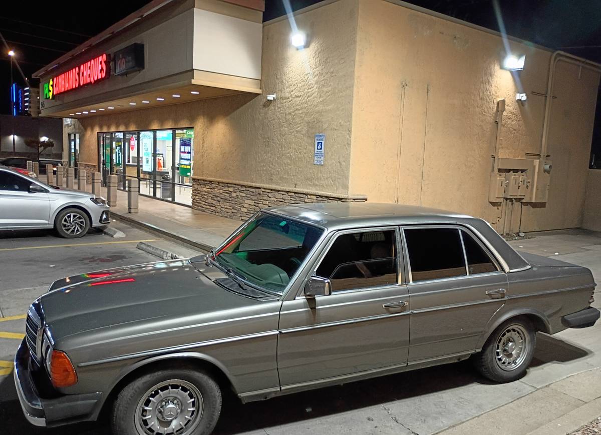 Mercedes-benz-300d-turbo-1982-silver-7