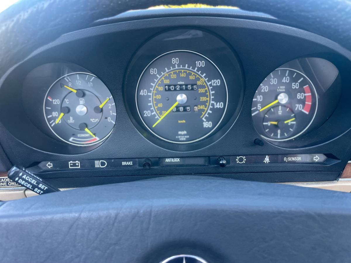 Mercedes-benz-380-1985-silver-13