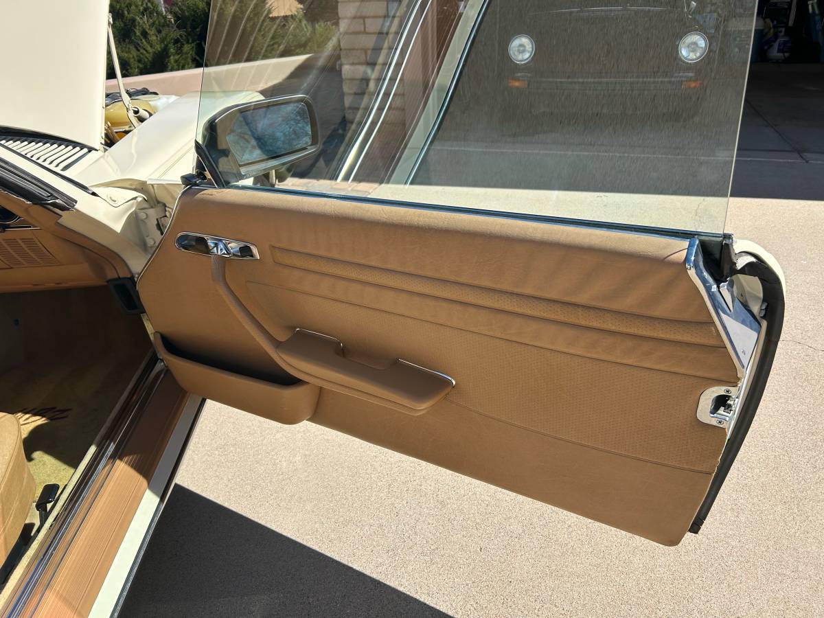 Mercedes-benz-380sl-1982-4