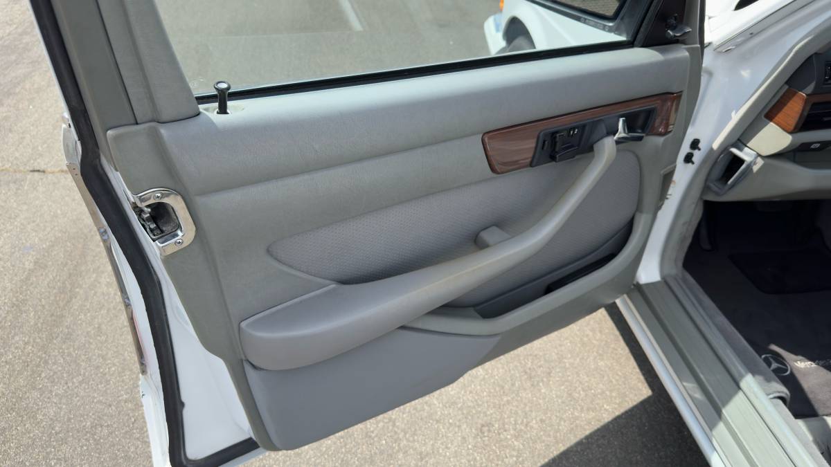 Mercedes-benz-420sel-1988-white-32