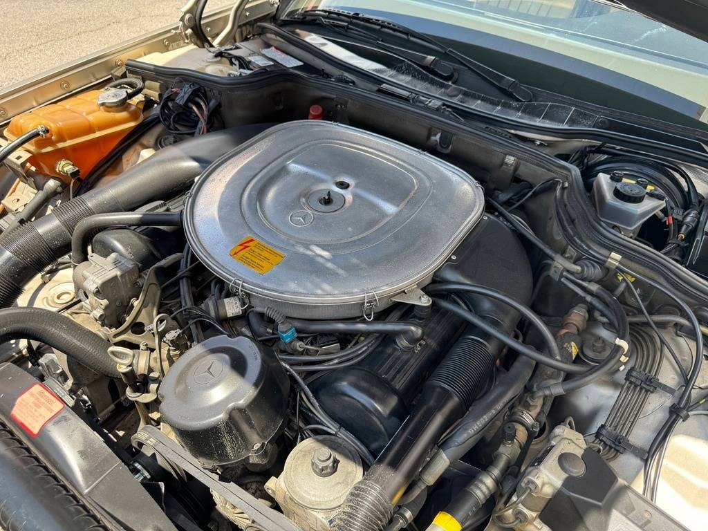 Mercedes-benz-560-class-1988-yellow-138