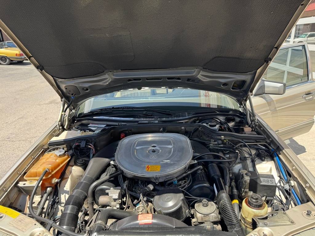 Mercedes-benz-560-class-1988-yellow-196