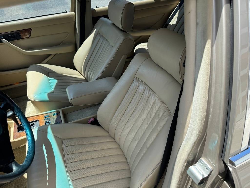 Mercedes-benz-560-class-1988-yellow-206