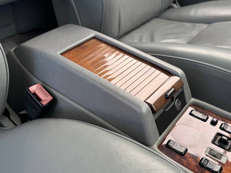 Mercedes-benz-560-class-1989-14