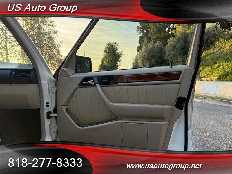 Mercedes-benz-e-320-1994-white-17