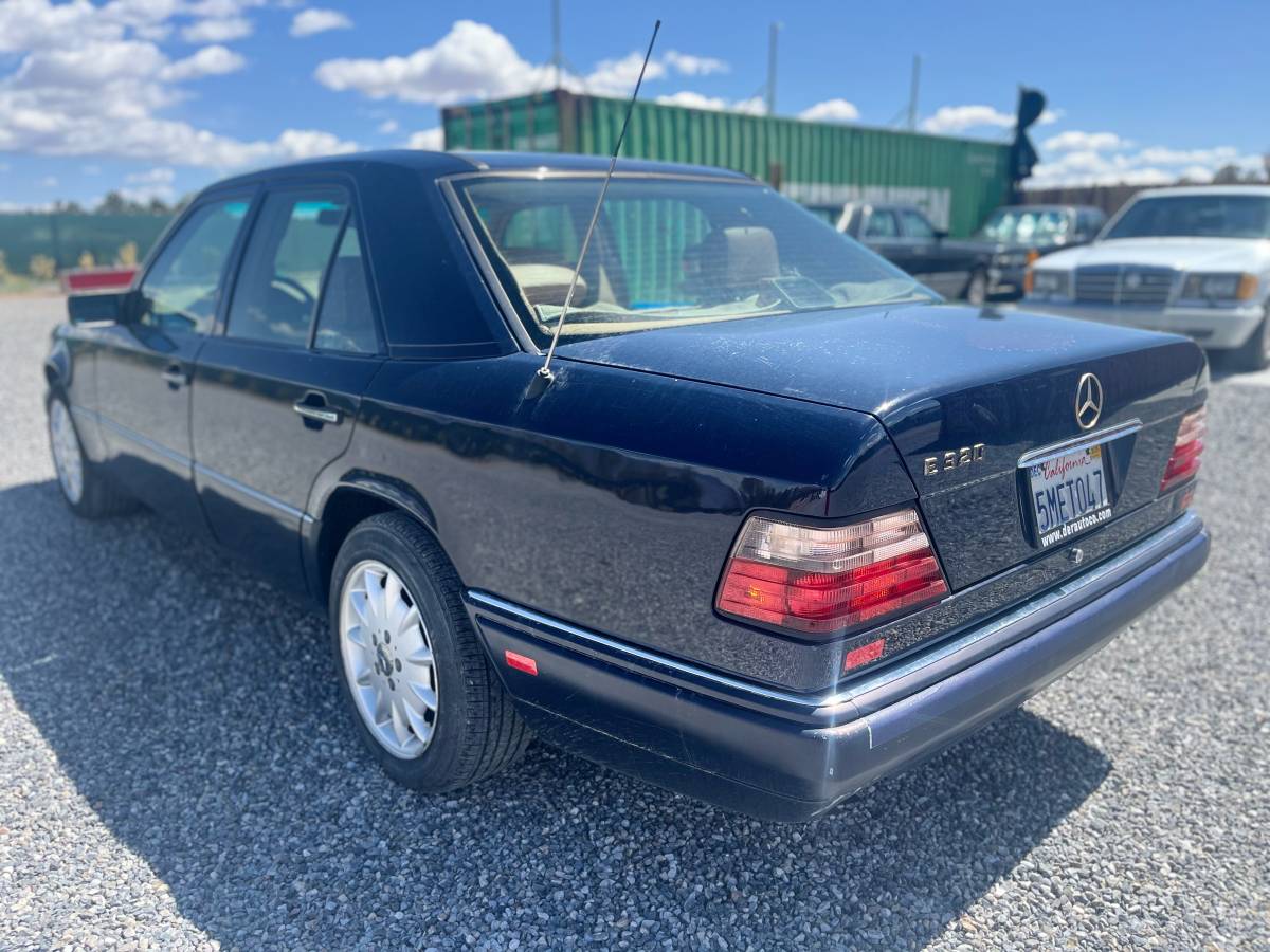 Mercedes-benz-e-class-1995-blue-6