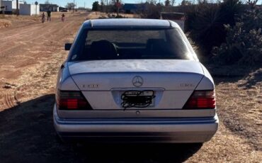 Mercedes-benz-e300-diesel-1995-blue-4