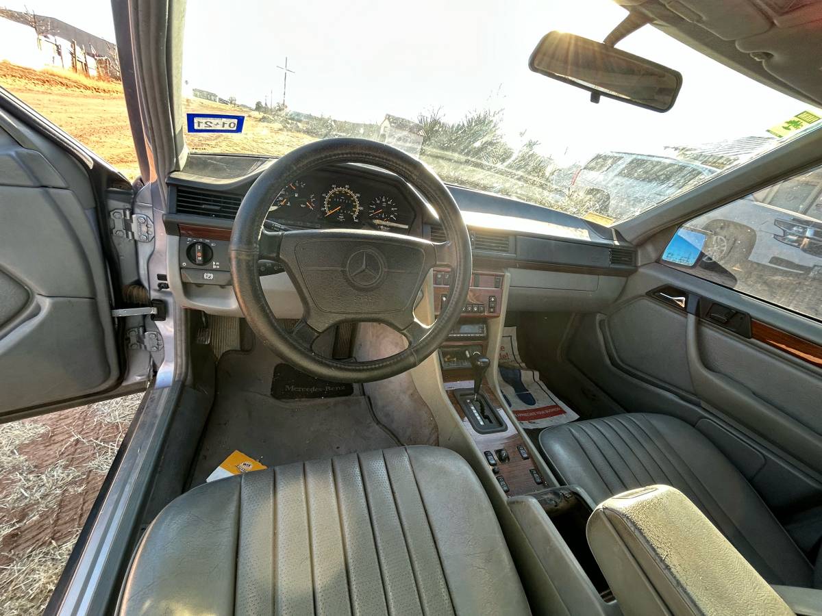 Mercedes-benz-e300-diesel-1995-blue-8