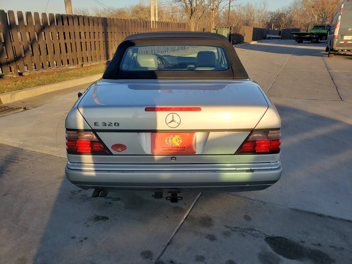 Mercedes-benz-e320-1995-silver-8