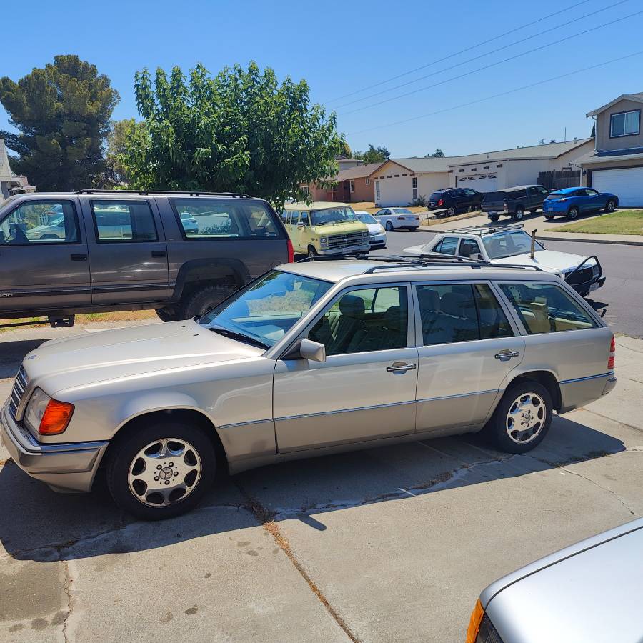 Mercedes-benz-e320-wagon-1995-brown