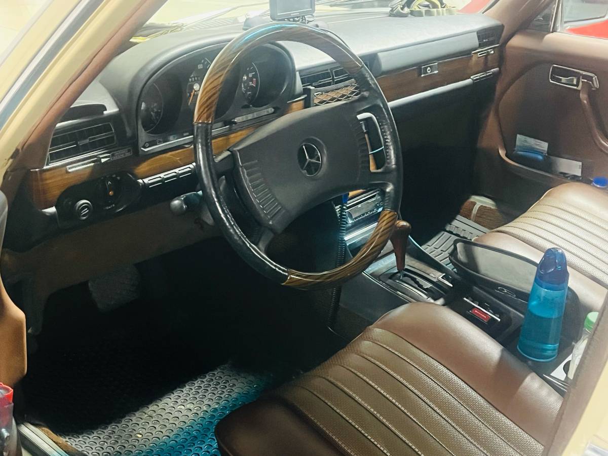 Mercedes-benz-s-class-1977-yellow-14