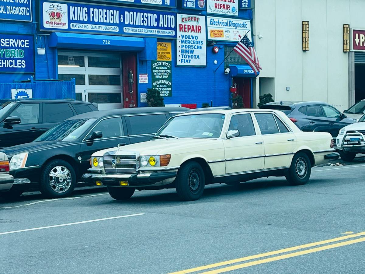Mercedes-benz-s-class-1977-yellow-18