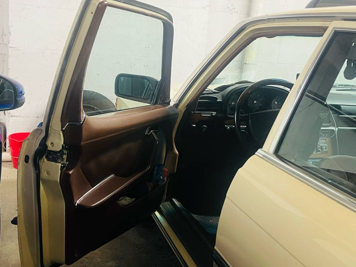 Mercedes-benz-s-class-1977-yellow-20