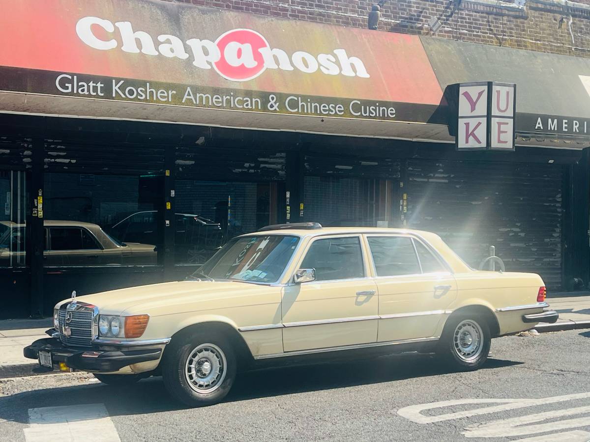 Mercedes-benz-s-class-1977-yellow-22