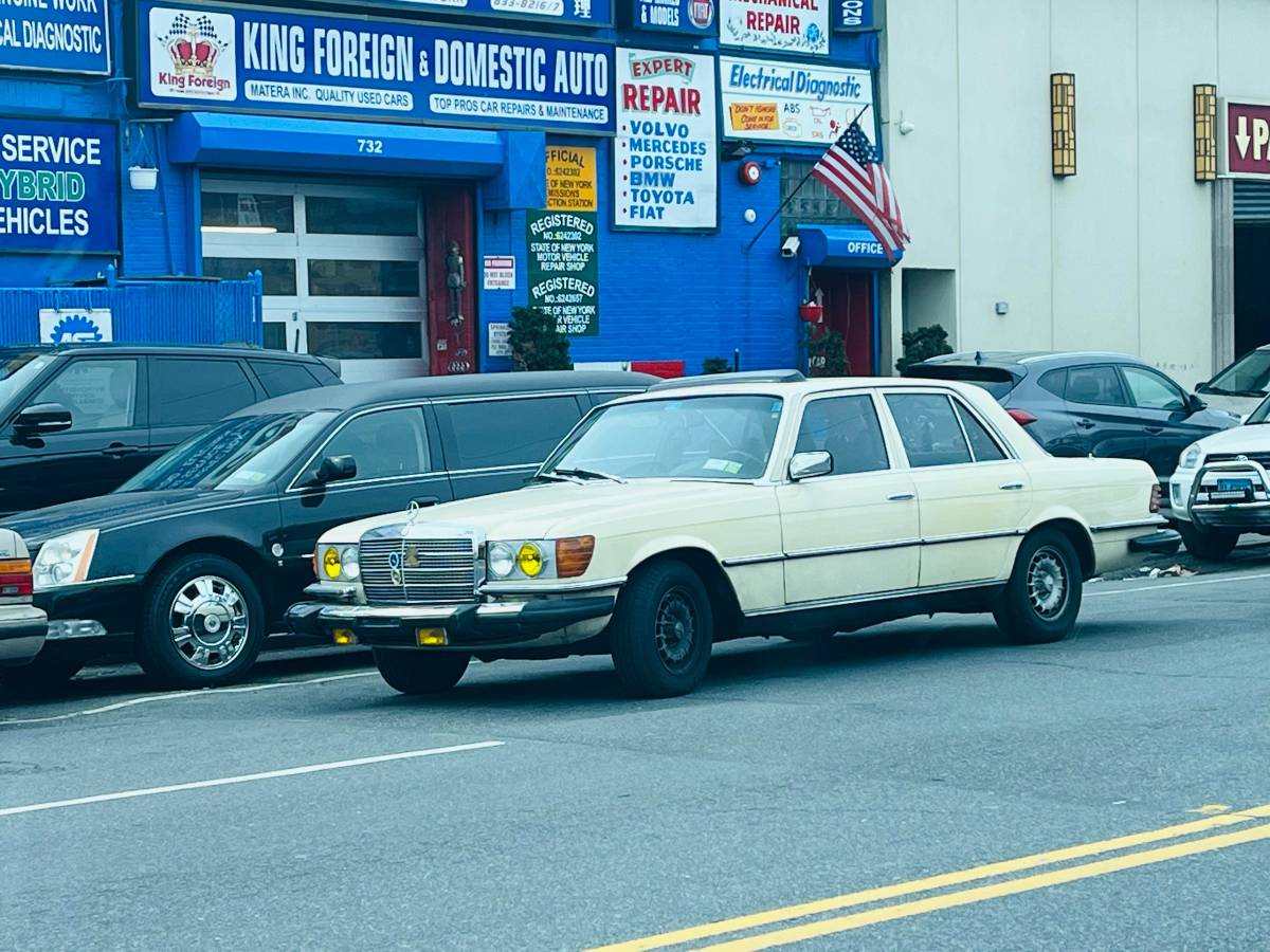 Mercedes-benz-s-class-1977-yellow-23