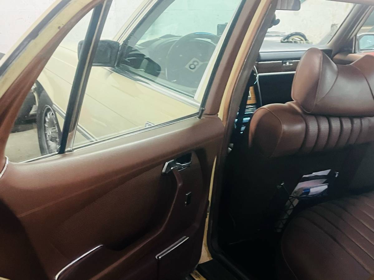 Mercedes-benz-s-class-1977-yellow-3