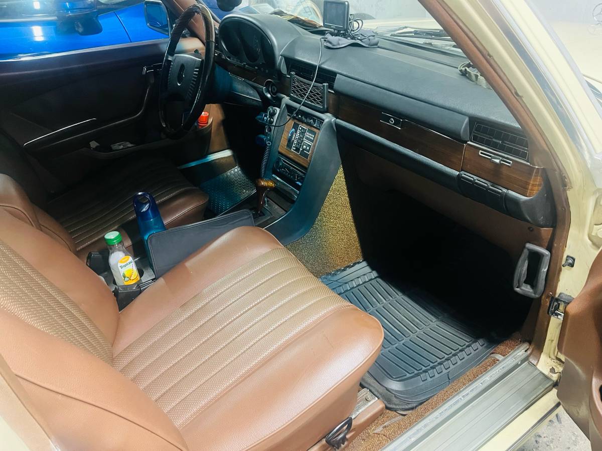 Mercedes-benz-s-class-1977-yellow-5