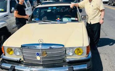 Mercedes-benz-s-class-1977-yellow-9