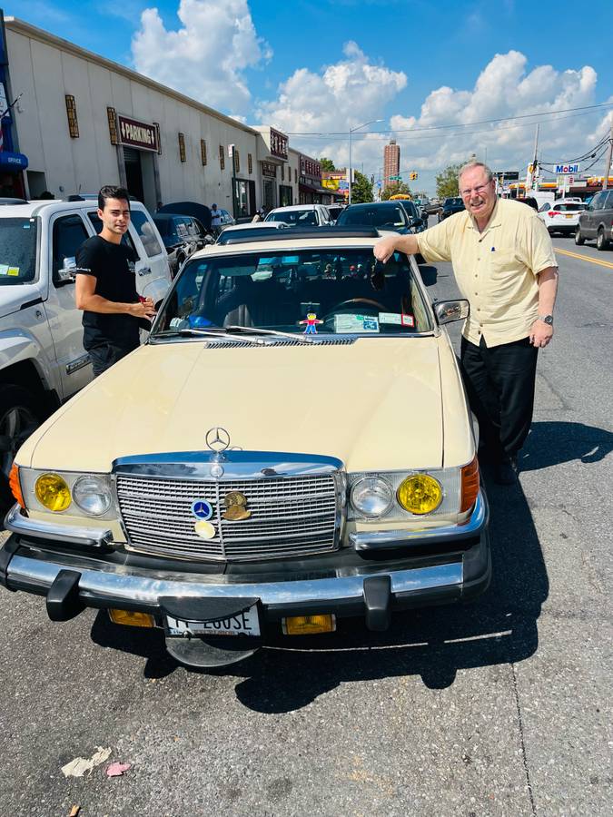 Mercedes-benz-s-class-1977-yellow-9
