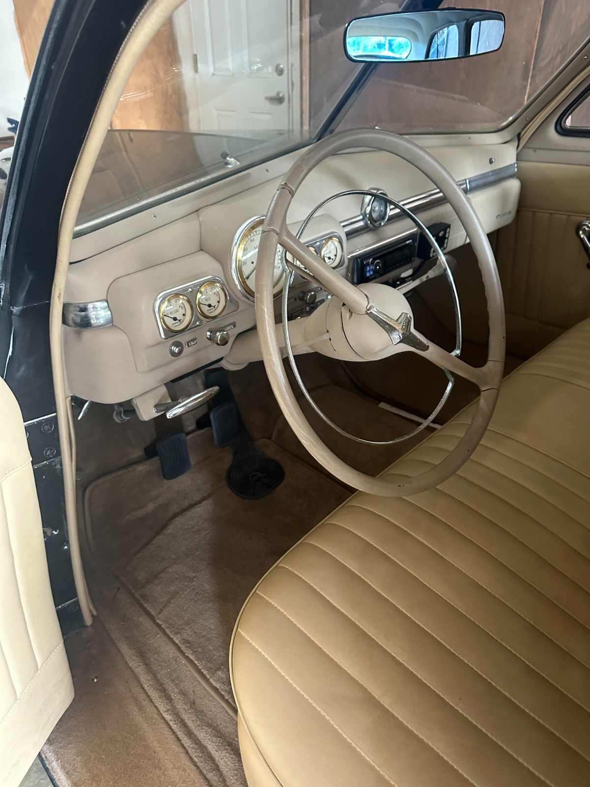 Mercury-8-1949-Sedan-16