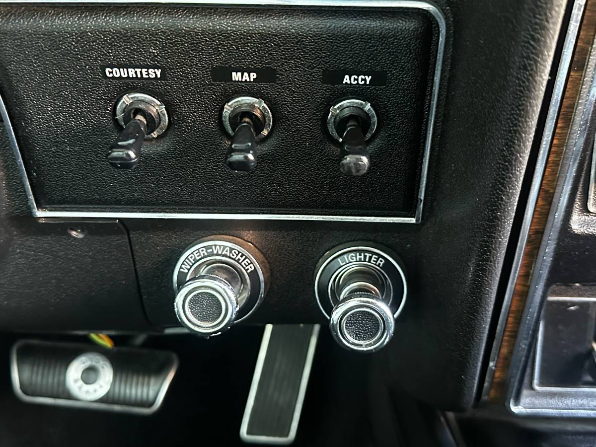 Mercury-cougar-1971-yellow-5