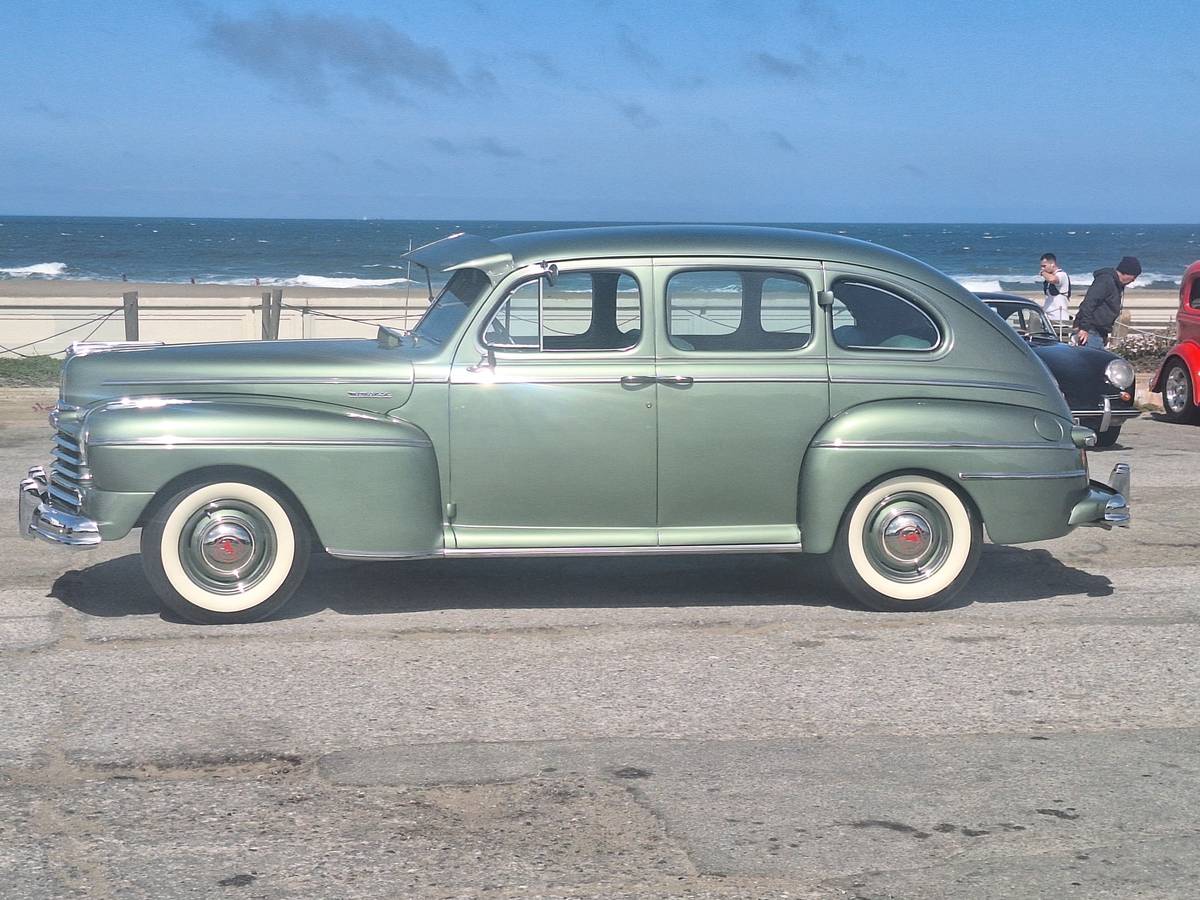 Mercury-monarch-4dr-sedan-1947-green-12