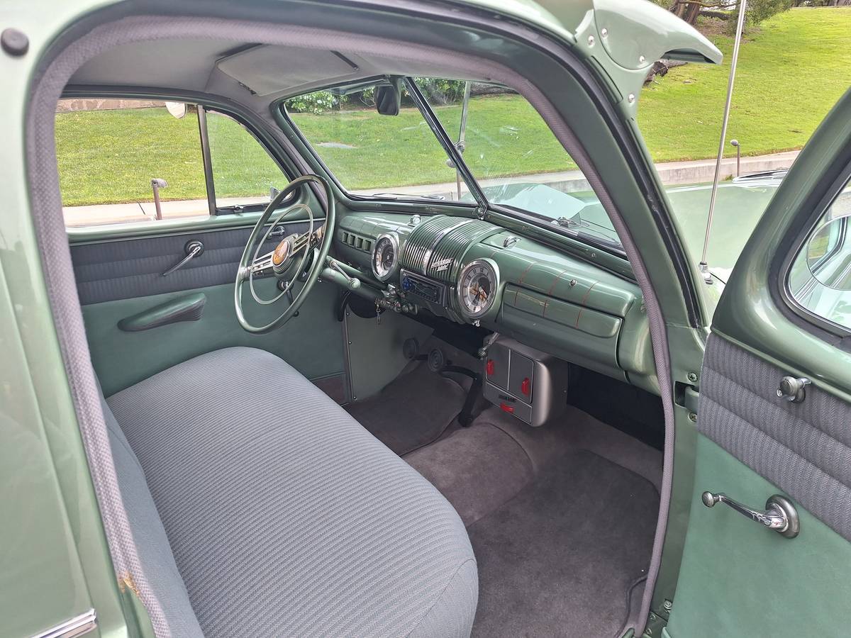 Mercury-monarch-4dr-sedan-1947-green-15