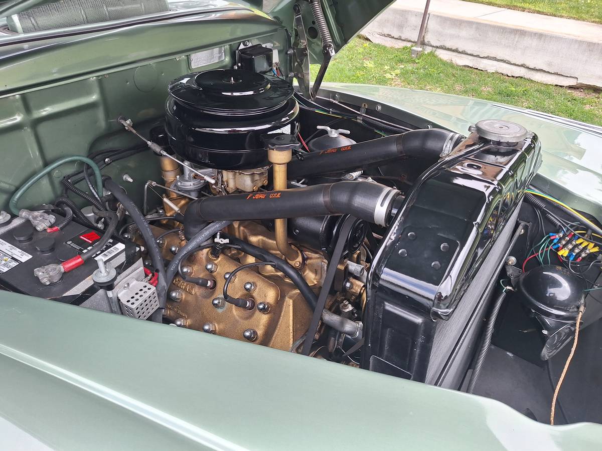 Mercury-monarch-4dr-sedan-1947-green-2