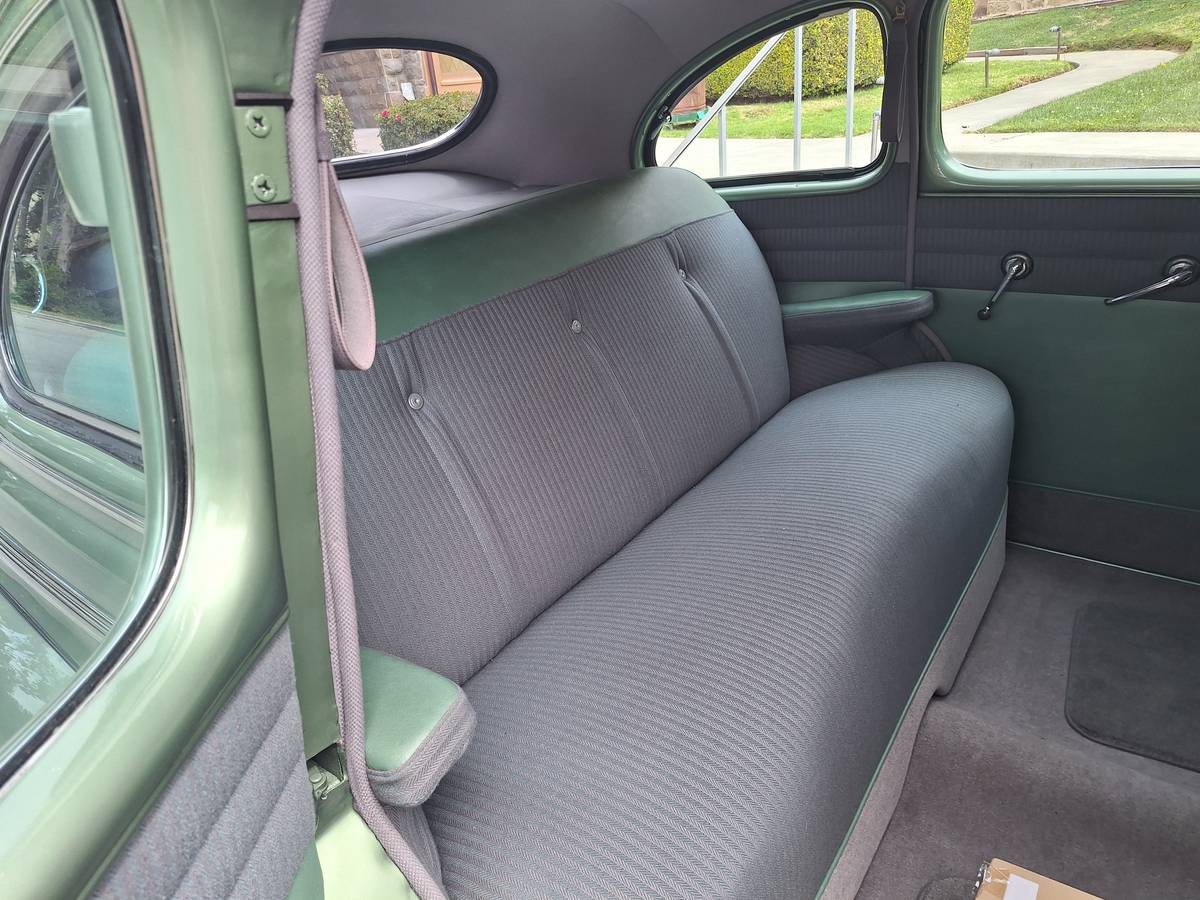 Mercury-monarch-4dr-sedan-1947-green-7