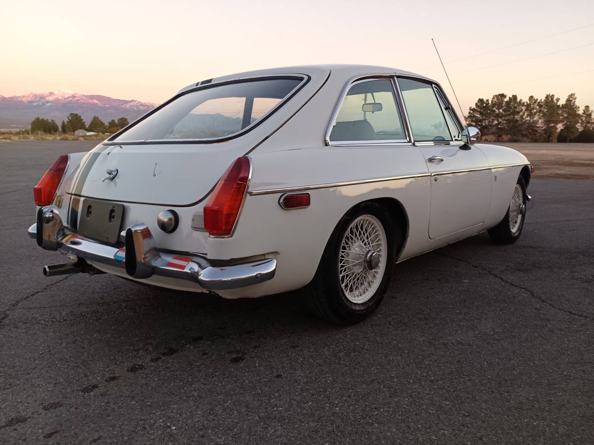Mg-mgb-gt-1970-white-4